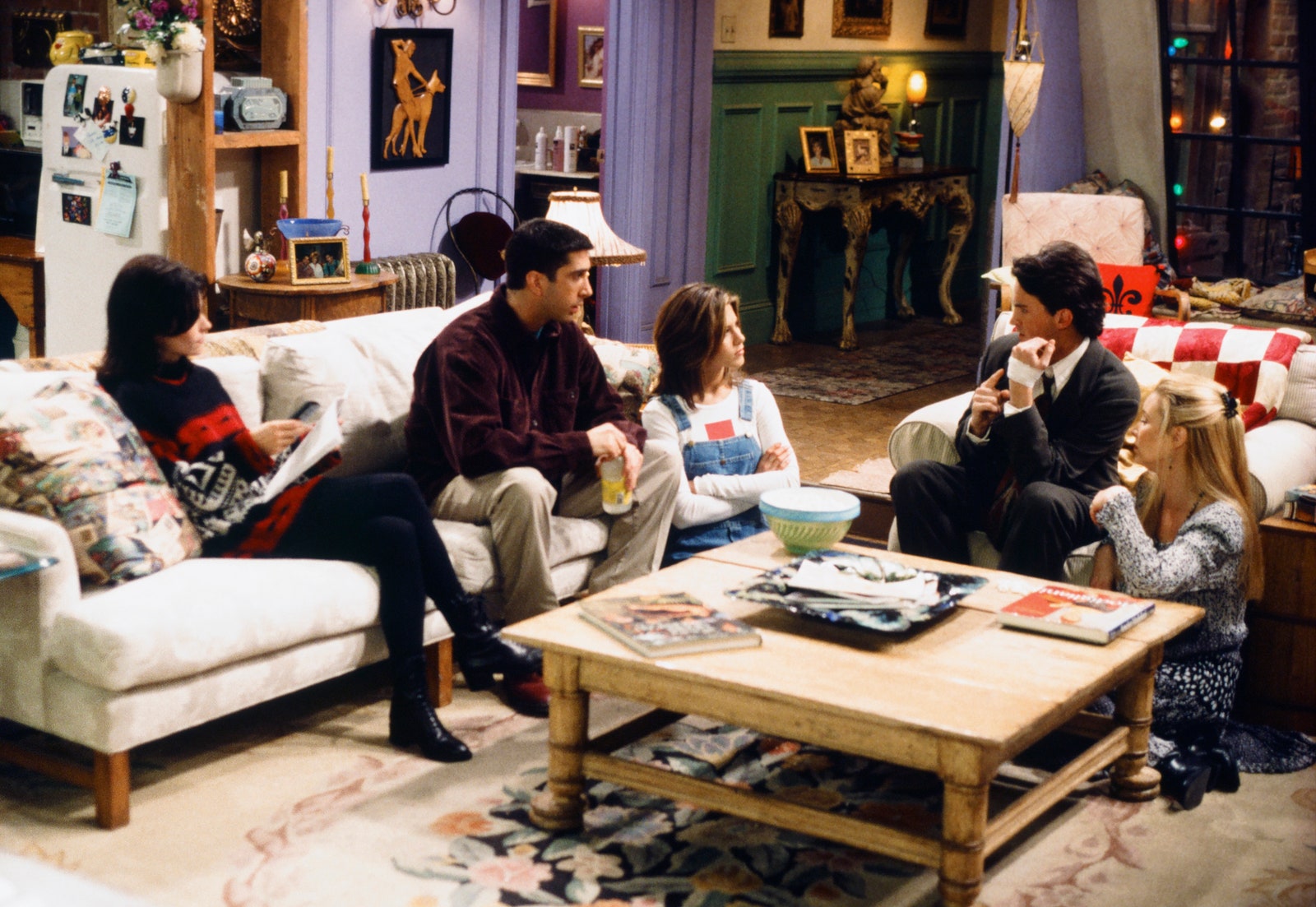 Friends: gli abitanti del Village contro il celebre divano della serie TV 